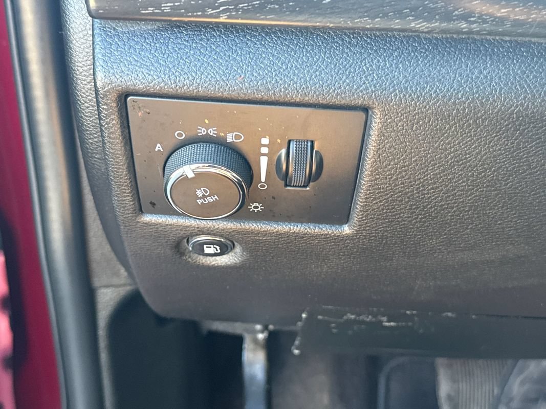 Used 2018 Jeep Grand Cherokee Laredo AWD/4WD image 30