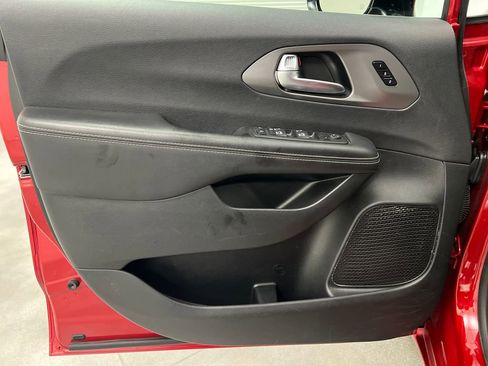 Used 2025 Chrysler Pacifica Select FWD image 11