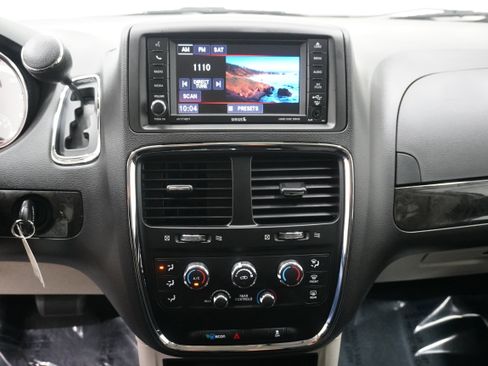 Used 2018 Dodge Grand Caravan SE w/ UConnect Hands-Free Group image 19