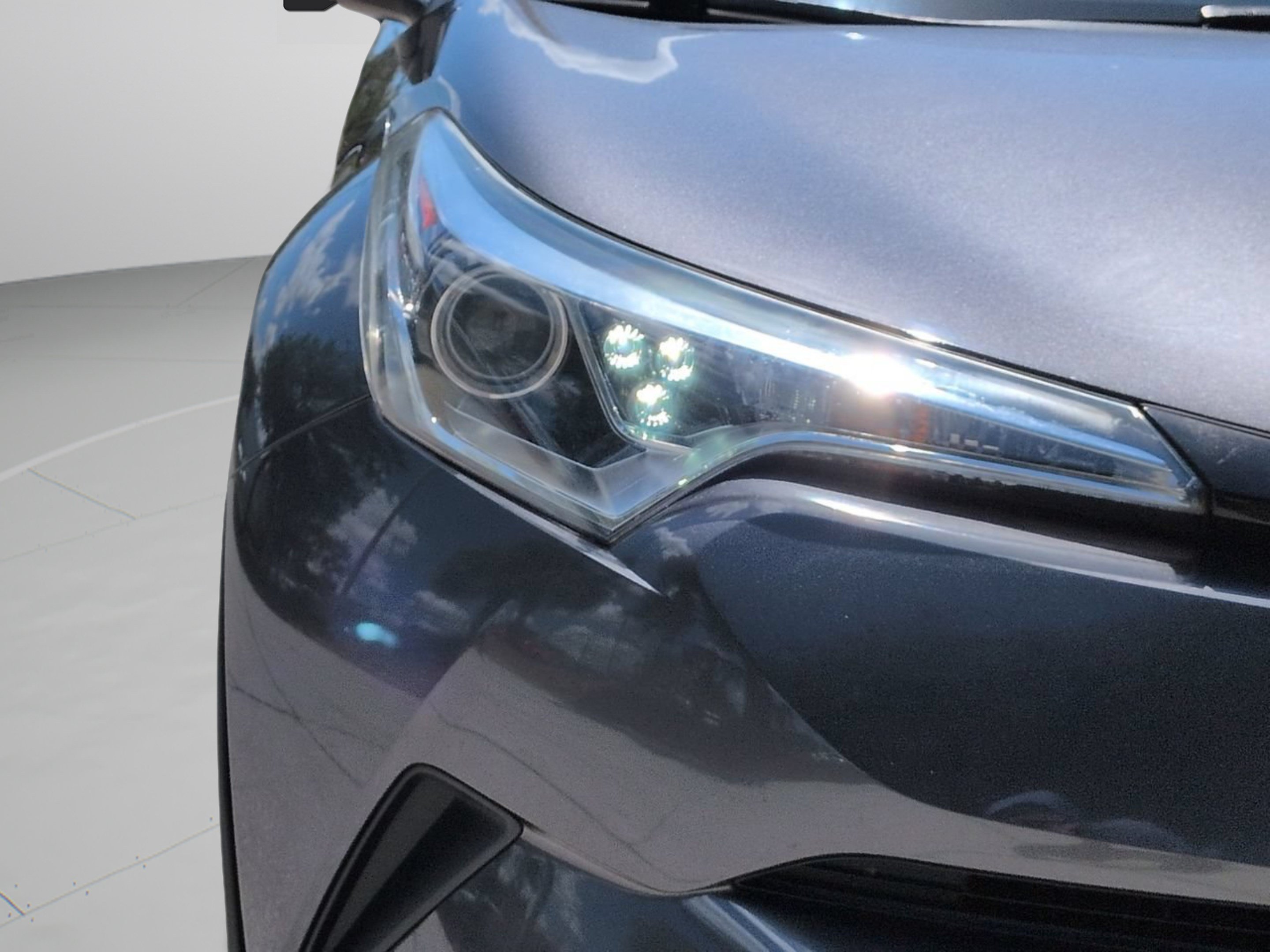 Used 2019 Toyota C-HR XLE FWD image 11