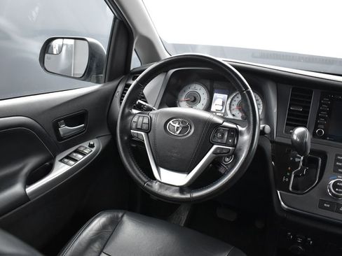 Used 2019 Toyota Sienna SE image 15