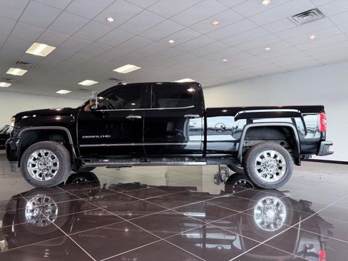 Used 2018 GMC Sierra 2500 Denali w/ Duramax Plus Package AWD/4WD image 17