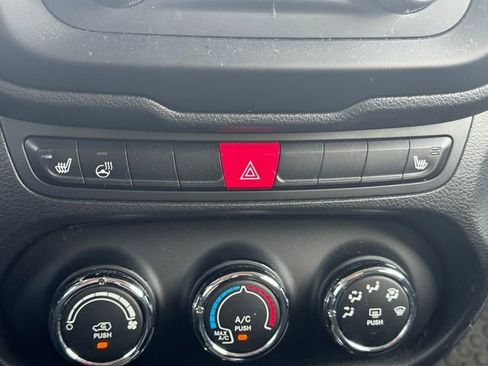 Used 2016 Jeep Renegade Latitude w/ Cold Weather Group image 35