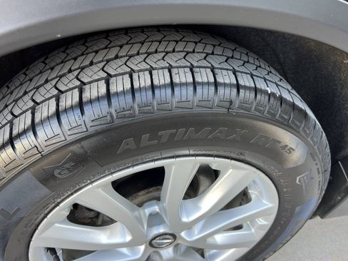 Used 2017 Nissan Rogue SV FWD image 13