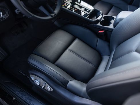 Certified 2026 Porsche Macan AWD/4WD image 39