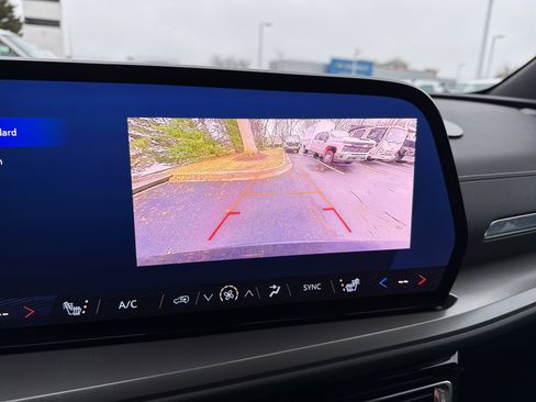 Used 2025 Chevrolet Traverse LT image 25