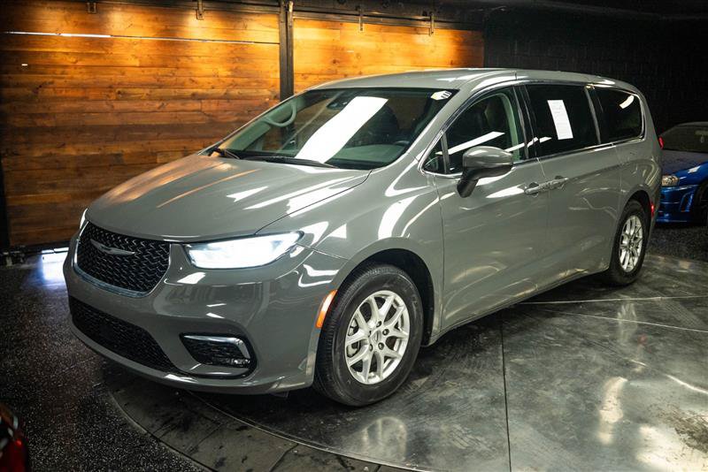 Used 2023 Chrysler Pacifica Touring-L FWD image 2