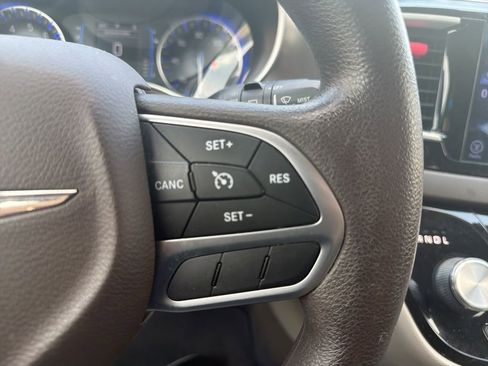 Used 2017 Chrysler Pacifica Touring w/ Tire & Wheel Group FWD image 6