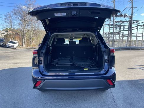 Used 2023 Toyota Highlander LE FWD image 13