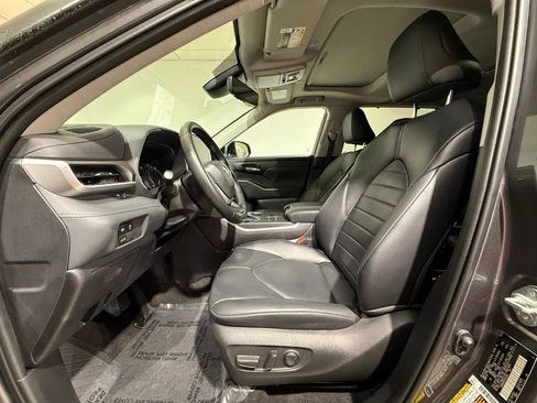 Certified 2023 Toyota Highlander XLE image 13