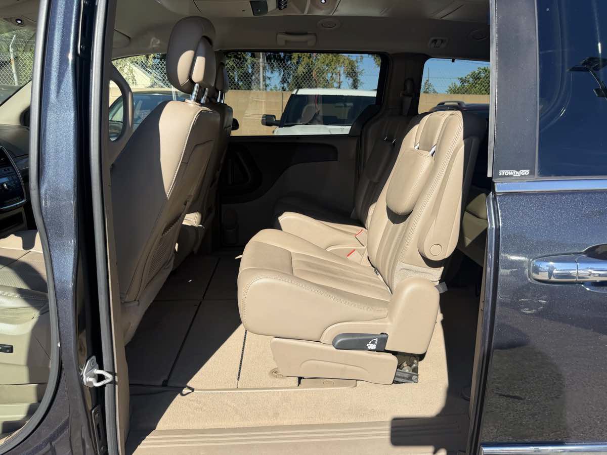 Used 2013 Chrysler Town & Country Touring-L w/ Driver Convenience Group FWD image 21