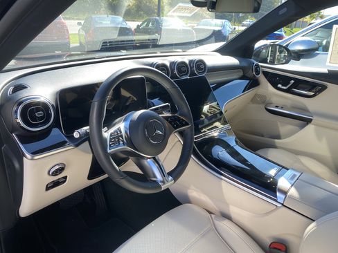 Used 2025 Mercedes-Benz GLC 300 4MATIC image 9