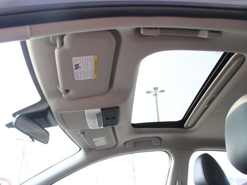 Used 2025 Nissan Sentra SR w/ SR Premium Package FWD image 18