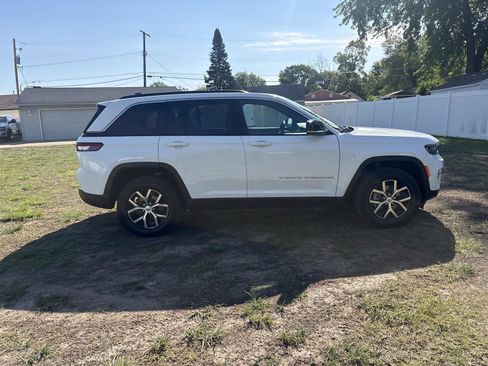 Used 2025 Jeep Grand Cherokee Limited w/ Luxury Tech Group II AWD/4WD image 5