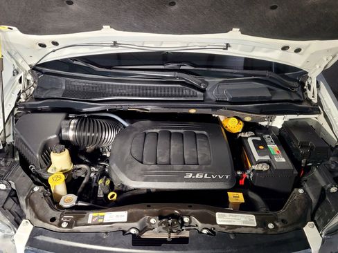 Used 2016 Chrysler Town & Country Touring image 40