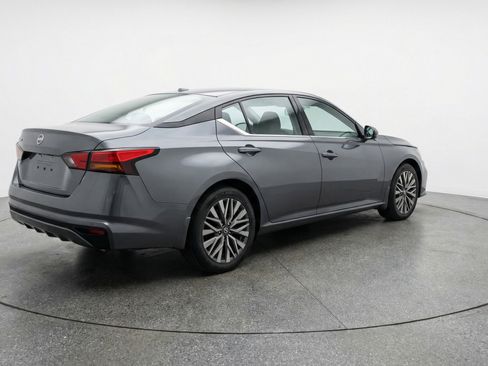 Used 2025 Nissan Altima 2.5 SV image 9