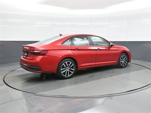 Certified 2025 Volkswagen Jetta SE image 7