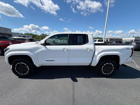 Used 2024 Toyota Tacoma TRD Sport w/ TRD Sport Upgrade Package AWD/4WD image 5