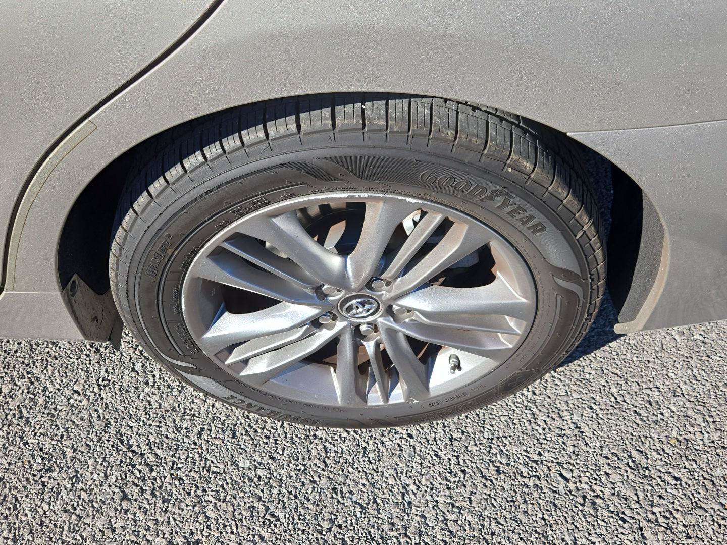 Used 2015 Toyota Camry SE FWD image 11