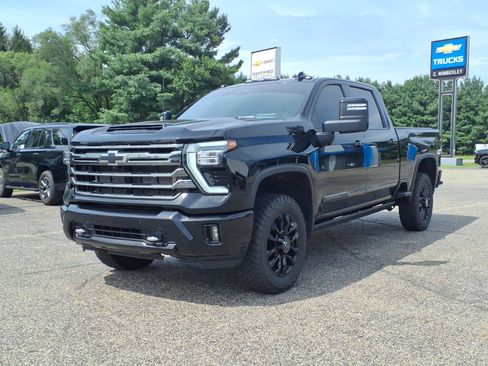 Used 2024 Chevrolet Silverado 2500 High Country w/ High Country Premium Package AWD/4WD image 3