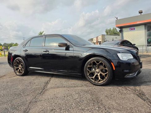 Used 2018 Chrysler 300 S w/ 300S Alloy Package RWD image 2