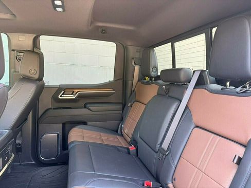 Used 2025 Chevrolet Silverado 1500 High Country w/ High Country Premium Package AWD/4WD image 19