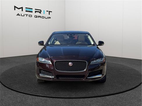 Used 2018 Jaguar XF Premium image 3