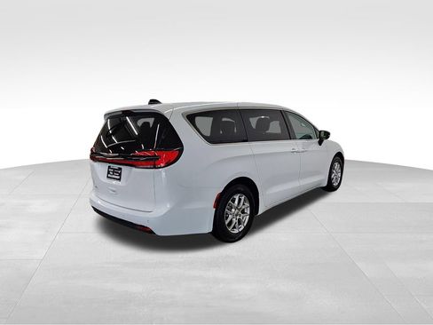 Used 2024 Chrysler Pacifica Touring-L FWD image 8
