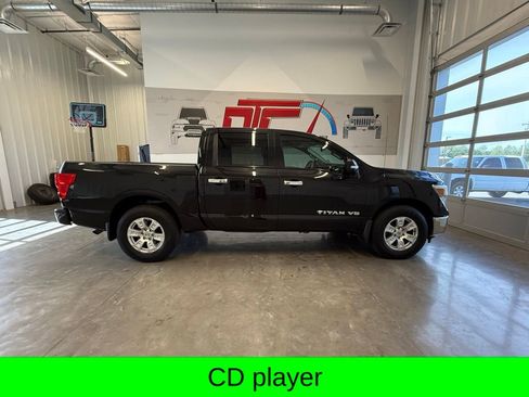 Used 2018 Nissan Titan SV w/ SV Convenience Package RWD image 3