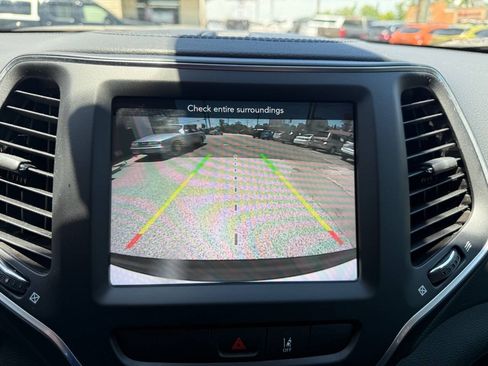 Used 2022 Jeep Cherokee Latitude Lux w/ Sun & Sound Group FWD image 21