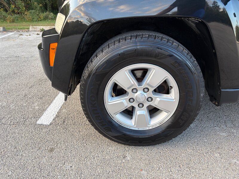 Used 2012 Jeep Liberty Sport AWD/4WD image 25