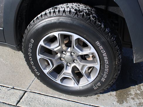 Used 2022 Jeep Cherokee Trailhawk image 9