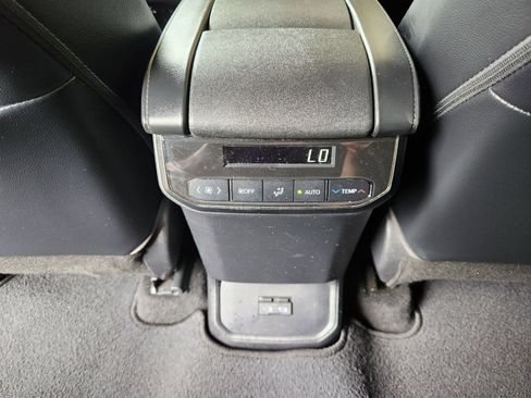 Used 2022 Toyota Highlander XLE FWD image 31