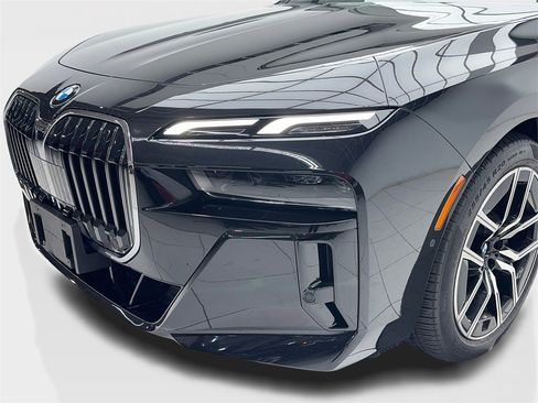 Used 2025 BMW 740i image 5