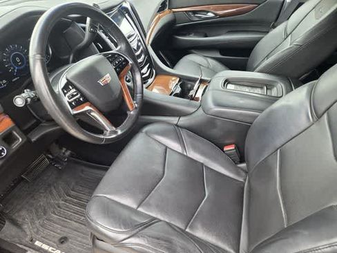 Used 2016 Cadillac Escalade Luxury RWD image 2