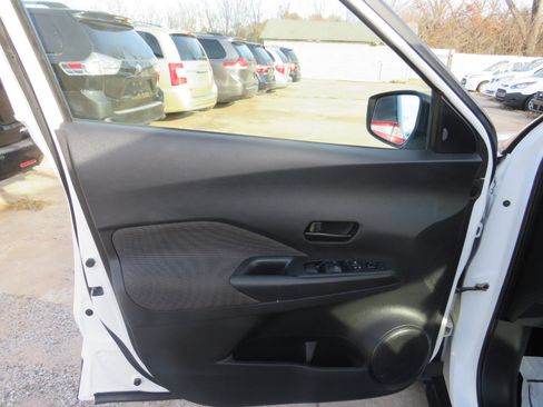 Used 2020 Nissan Kicks S image 9