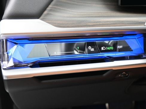 Used 2025 BMW 740i xDrive AWD/4WD image 17