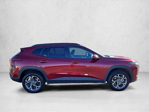 Used 2025 Chevrolet Trax LT FWD image 4