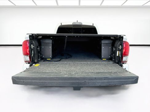 Used 2019 Toyota Tacoma TRD Sport w/ TRD Premium Sport Package RWD image 17