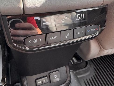 Used 2023 Toyota Highlander Limited FWD image 19