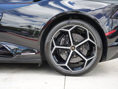 Used 2020 Lamborghini Huracan EVO image 12