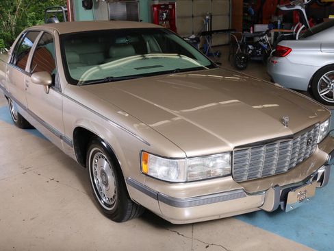 Used 1994 Cadillac Fleetwood Brougham RWD image 1