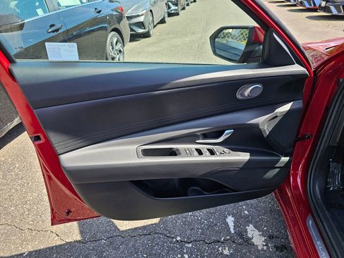 Used 2025 Hyundai Elantra SE FWD image 18
