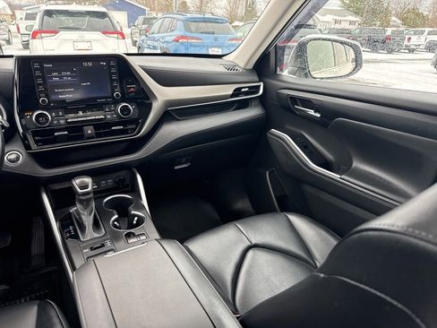 Used 2022 Toyota Highlander XLE image 12