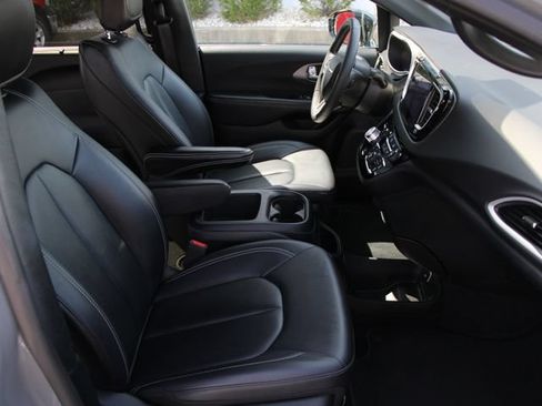 Used 2025 Chrysler Pacifica Select FWD image 30