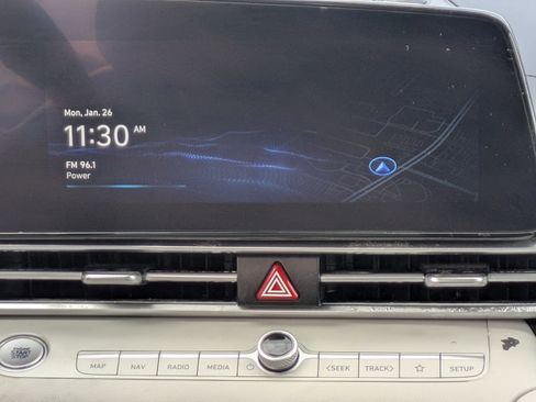 Certified 2025 Hyundai Elantra Limited image 18