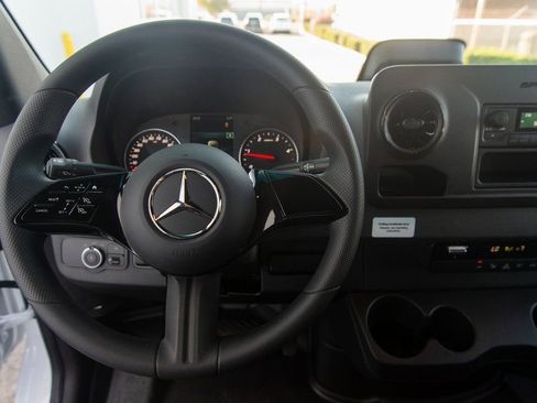 Used 2025 Mercedes-Benz Sprinter 2500 image 39