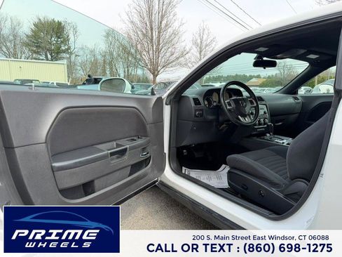 Used 2014 Dodge Challenger SXT image 9