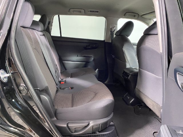 Used 2024 Toyota Highlander LE AWD/4WD image 10