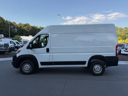 Used 2024 RAM ProMaster 2500 w/ Convenience Group FWD image 2